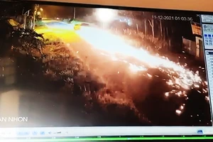 Nhân viên ngân hàng lái bán tải, kéo lê xe máy của công an bỏ chạy