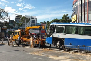 Gò Vấp: Xe đưa rước nhân viên tông văng dải phân cách