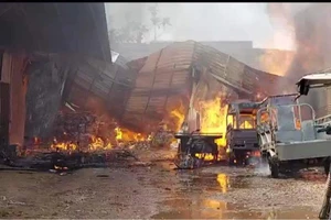 Xưởng cồn cháy dữ dội, lan sang bãi xe ở quận Bình Tân