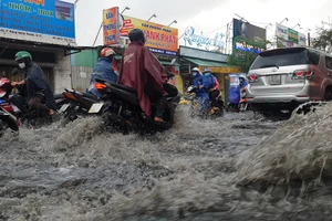 Mưa lớn trước đêm Noel, dân khốn khổ vì ngập