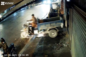 Hướng dẫn đồng bọn quay xe tránh camera để trộm 2 xe ba gác