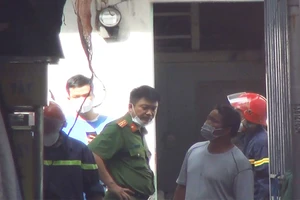 Cháy lớn đối diện UBND phường Tân Tạo, chủ nhà ngất xỉu