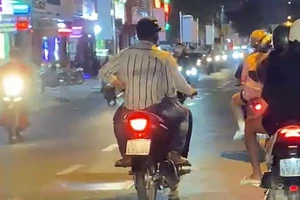 Hình sự đặc nhiệm truy đuổi đạp ngã 2 kẻ cướp giật ở Tân Bình