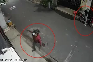 Nhà 1 hộ dân ở quận Tân Phú bị khủng bố bằng sơn đỏ, mắm tôm 