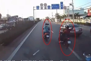 8 thanh niên chạy xe máy rượt chém như phim trên Quốc lộ 22
