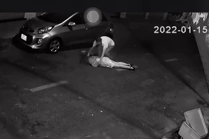 1 phụ nữ bị giật túi xách, ngã xuống đường bất tỉnh ở khu K300