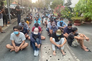 Bắt 1 chủ sòng, 4 ‘biện gà’ tổ chức sới bạc ở Bình Chánh 