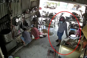 Vờ mua vịt để trộm điện thoại hơn 6 triệu đồng