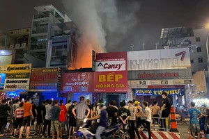 Cháy nhà rạng sáng 27 Tết ở quận 10, nhiều người hoảng loạn
