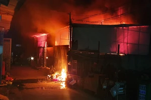 Cháy dữ dội kho quần áo, dân hoảng loạn đêm mùng 3 tết