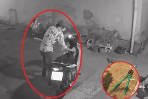 Trộm để lại dép lê, kìm cộng lực ở hiện trường vụ trộm 2 xe máy