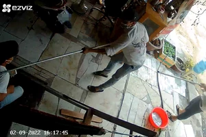 Đến bãi đậu xe 'xin' tiền ăn nhậu rồi đánh người, đập phá ô tô