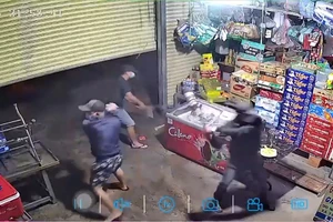 Nhóm người đi ô tô đánh người, đập phá tiệm tạp hóa 