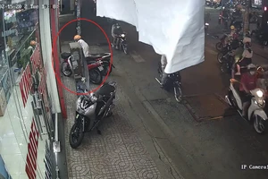 Để ‘quên’ ví trong hộc xe máy, sau 10 phút đã bị lấy đi