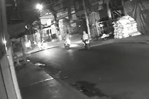 6 kẻ gí dao, đánh hai cô gái để cướp xe máy và iPhone 13