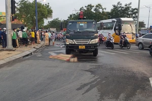 Va chạm với xe tải cẩu khi đi làm về, người phụ nữ 62 tuổi tử vong