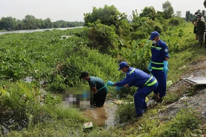 Tìm thân nhân thi thể 1 cụ bà trôi sông Rạch Tra