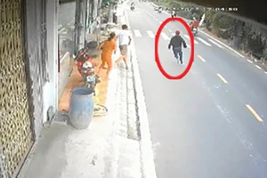 Người dân vây bắt 2 thanh niên trộm xe ở Bình Chánh 