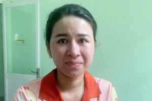 Cô gái cướp tiệm vàng trốn truy nã dưới vỏ bọc thợ trang điểm và cò đất