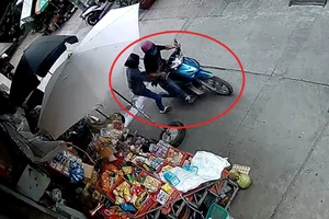 Cướp giật vòng 2 vòng rồi hù thiếu nữ, giật điện thoại