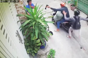  Xông vô bắt chó rồi xịt hơi cay, tấn công chủ nhà ở quận Gò Vấp