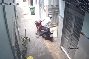 Hình sự đặc nhiệm bắt kẻ chuyên phá khóa phòng trọ