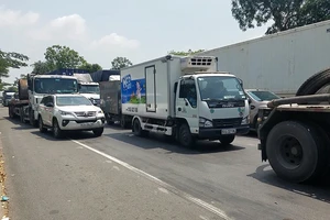 Xe đầu kéo thắng gấp, cuộn thép 20 tấn giật tung xích, đè bẹp cabin