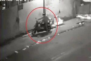 Chủ xe bất lực đứng nhìn kẻ trộm dùng chân bẻ khóa lấy đi