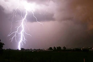 Ra đồng ở Hóc Môn cắt rau, 1 phụ nữ bị sét đánh tử vong