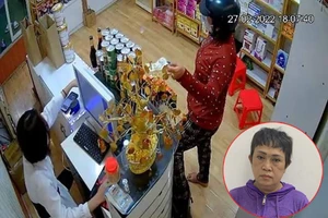 Hình sự bắt người phụ nữ trộm ví bằng chân ở Bình Thạnh