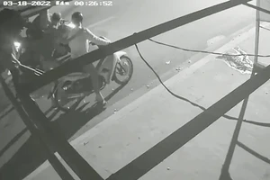 Hỗn chiến bằng dao phóng lợn ở Hóc Môn, 2 người thương vong