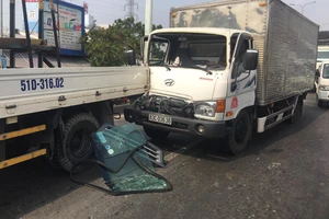 Tông liên hoàn ở cầu vượt Tân Thới Hiệp, kẹt xe nhiều km