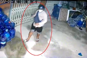 Trộm cột cửa nhà, lấy trộm xe ba gác ở Hóc Môn