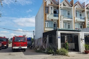 Cháy nhà sau tiếng nổ, 1 người quần áo cháy sém thoát ra ngoài