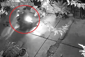 Bị cướp giật điện thoại khi đang ngồi hóng gió