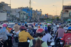 Kẹt xe không lối thoát chiều cuối tuần ở Gò Vấp