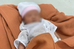 Bé gái một tuần tuổi bị bỏ lại trước cửa phòng trọ