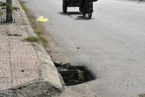 Trộm cả nắp hố ga trên đường Lũy Bán Bích