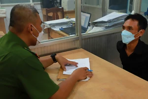 Nghe tiếng hét, cha chạy vào nhà thấy con trai bị đâm gục