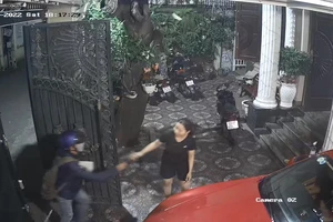 Cướp xông vào nhà cướp hơn 2 tỉ đồng