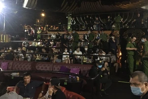 Bar Ferso tiếp tục bị kiểm tra, 20 'dân chơi' bị đưa lên phường