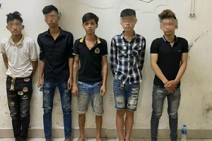 Cầm ba chĩa xông vào quán nhậu đâm người, cướp xe