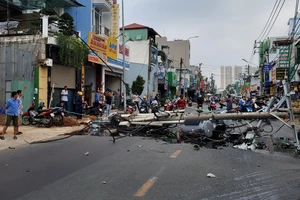 Trụ điện ngã chắn ngan đường, cả khu vực mất điện