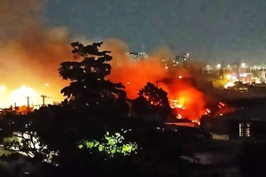 Đám cháy bùng lên từ xưởng gỗ trong hẻm đường Quốc lộ 1, quận 12, TP.HCM thiêu rụi nhiều tài sản.