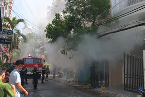 Người dân đạp cửa, cứu 4 người kẹt trong đám cháy ở quận 10