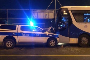 Xe ô tô CSGT đâm trực diện vào chiếc xe khách 45 chỗ đang đỗ bên đường ở hướng ngược lại.