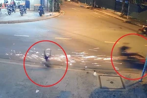 Bé 4 tuổi bị xe máy đâm văng sáu mét ở Hóc Môn