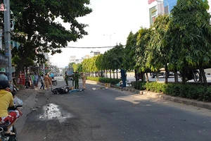 1 phụ nữ ngã xe nghi do thắng gấp, bị xe tải cán qua ở Ngã Tư Ga