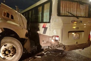 Người đàn ông ngã văng ra làn ô tô gây va chạm liên hoàn