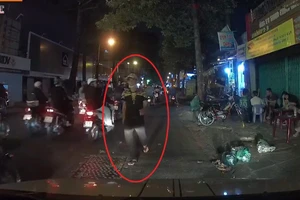 Đập cửa ô tô, xin tài xế xe công nghệ 20 ngàn mua cây kim